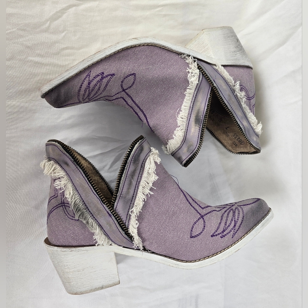 Corral Circle G Cowhide Leather Lilac Embroidered Cowgirl Boots sz 7M NWOB